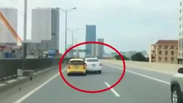 Tạt đầu vì xin vượt không thành trên phố HN