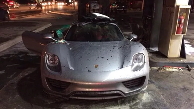 Video: Porsche 918 Spyder cháy như đuốc trên phố