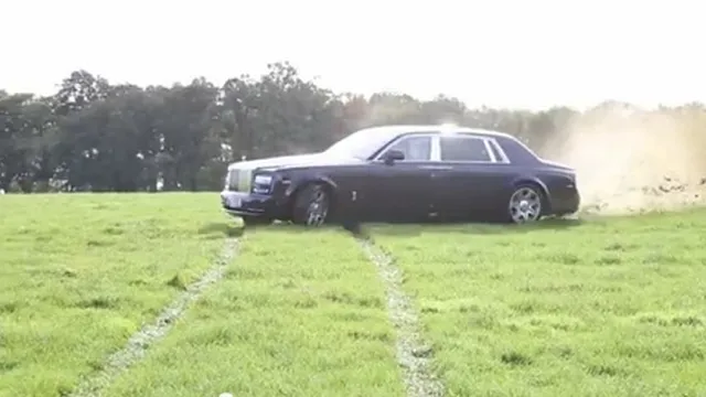 Rolls-Royce Phantom offroad và drift