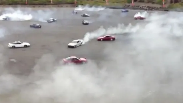 "Nghi ngút" khói với 75 chiếc xe cùng Drift
