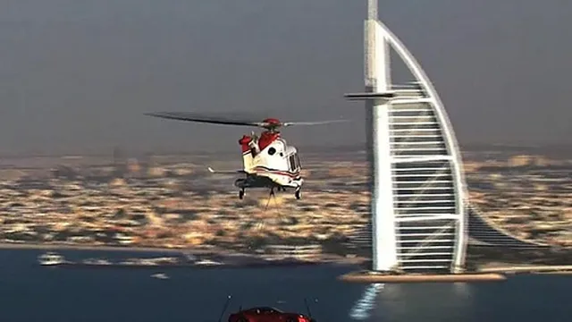 Trực thăng "cẩu" siêu xe lên trời Dubai