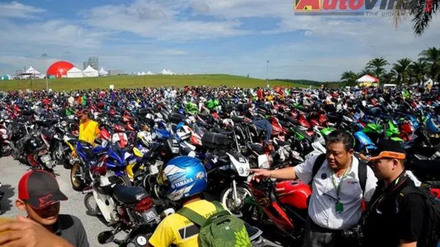 Hàng ngàn mô tô đi xem đua xe MotoGP ở Sepang