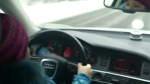 Xem bé gái 8 tuổi lái Audi 100 km/h ở Nga