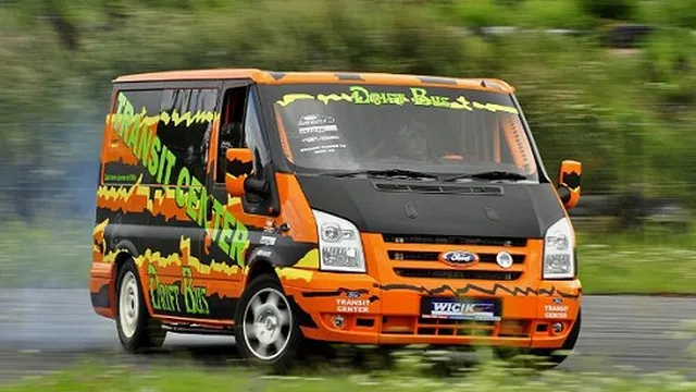 Xem Ford Transit drift như “phim”