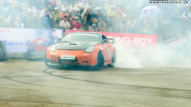 Nissan 350Z drift "cháy mặt sân" Đà Nẵng