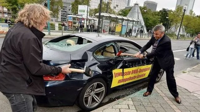 BMW M6 bị đập phá không thương tiếc