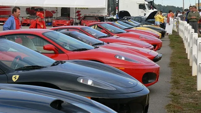 Hàng trăm xe Ferrari trong một gara 