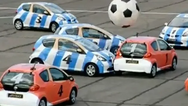 Xem ô tô đâm nhau khi đấu...bóng đá