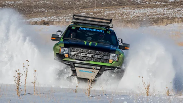 “Quái vật” Ford F-150 RaptorTrax xào, chẻ trên tuyết