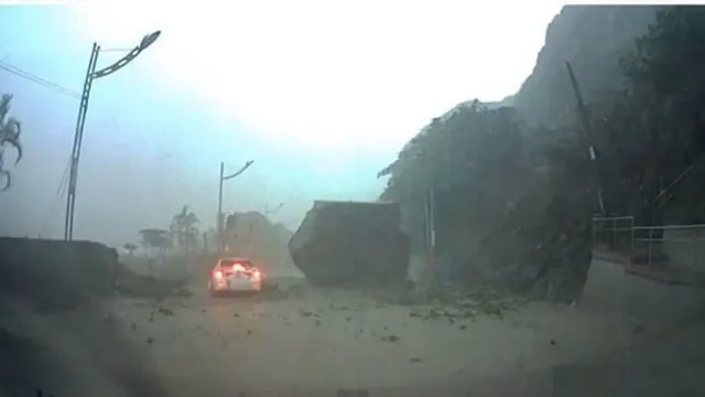 Toyota Camry thoát đá đè trong gang tấc