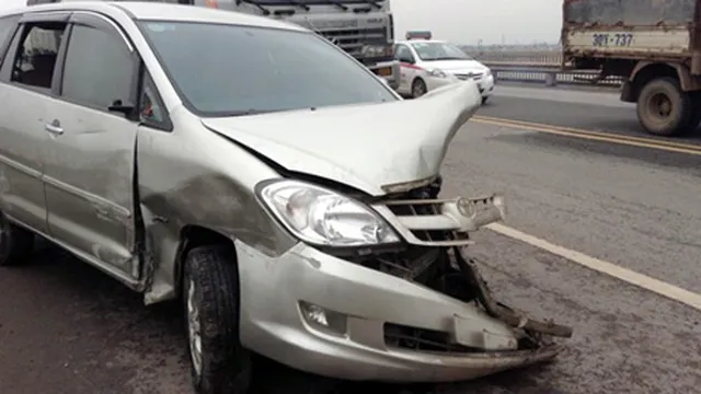 Honda Civic “đè bẹp” Innova trên cầu Vĩnh Tuy