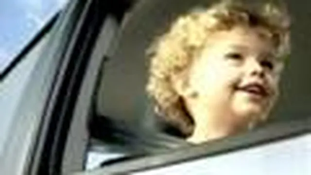 Nhóc tì lái xe Santa Fe "sát gái"