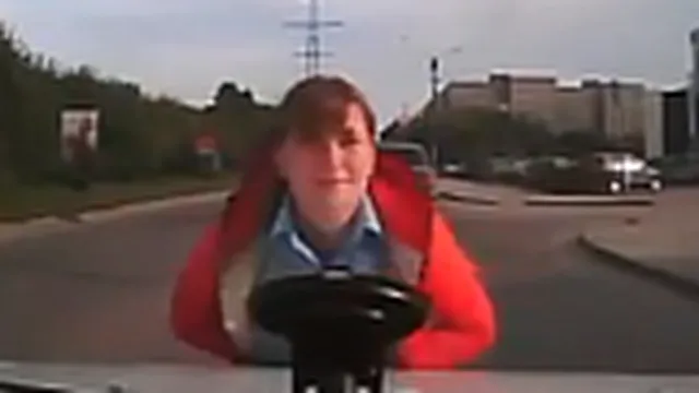 Video: Tự đâm đầu vào ô tô để...ăn vạ