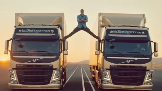 "Làm xiếc" với 2 xe tải Volvo chạy...lùi