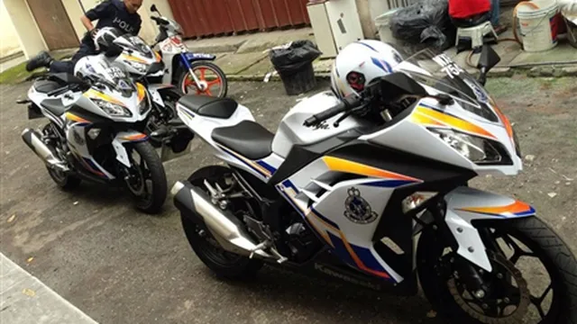 Clip: Cận cảnh dàn xe Kawasaki của cảnh sát