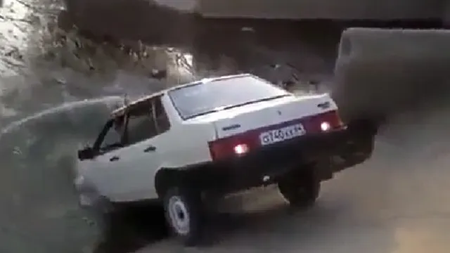 Mặc kệ người lái, xe tự lao xuống sông