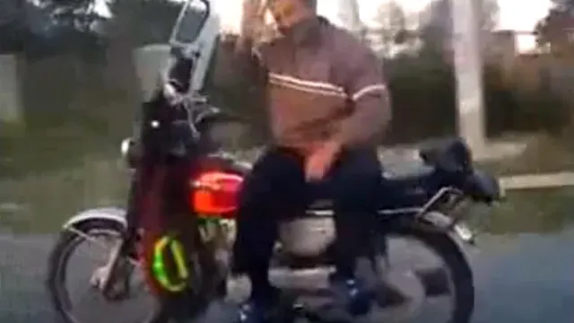 "Sốc" với màn lái xe máy không dùng tay