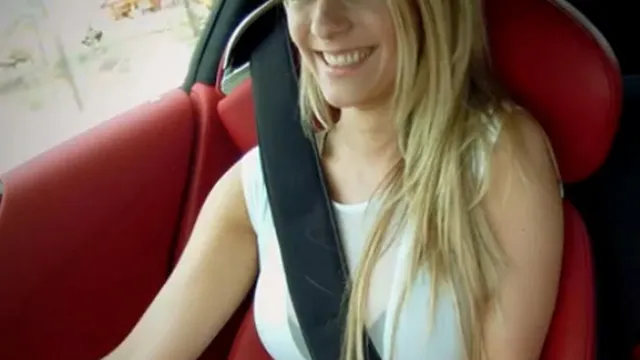 Thêm siêu mẫu "ngực bự" ngồi siêu xe