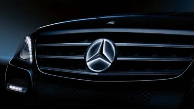 Làm đẹp xe Mercedes với logo phát sáng