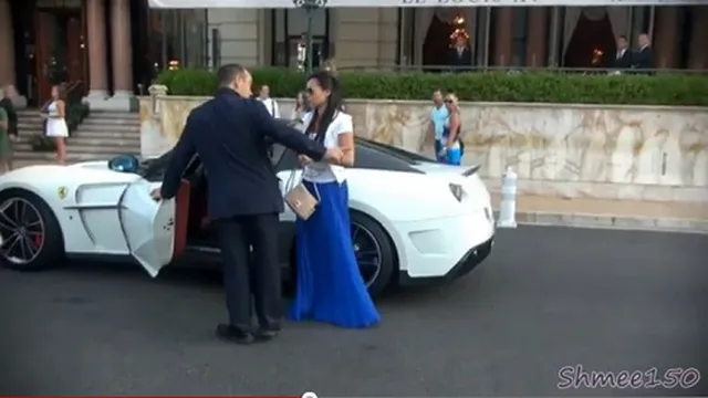 Xem "hot girl" lái siêu xe Ferrari