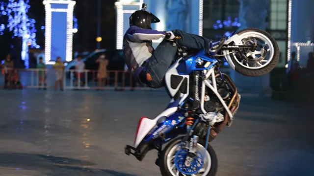 Stunter Mattie Griffin biểu diễn với mô tô BMW