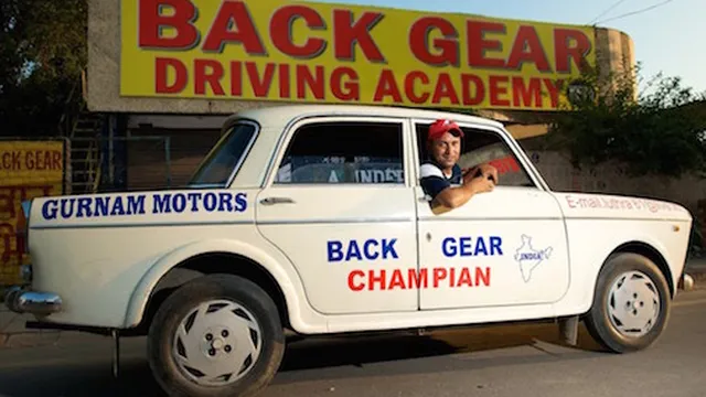 VIdeo: 11 năm đi xe bằng số lùi