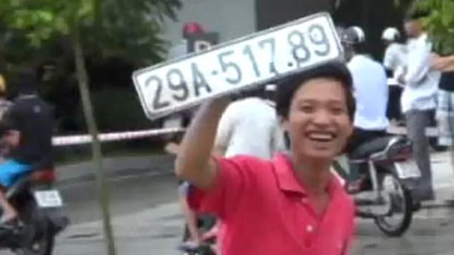 Dân "mò" biển số ô tô sau bão tại Hà Nội