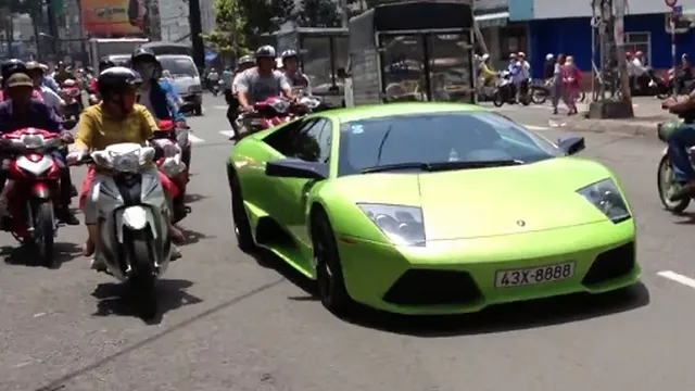 Clip: Lamborghini xanh cốm trên phố Sài Gòn