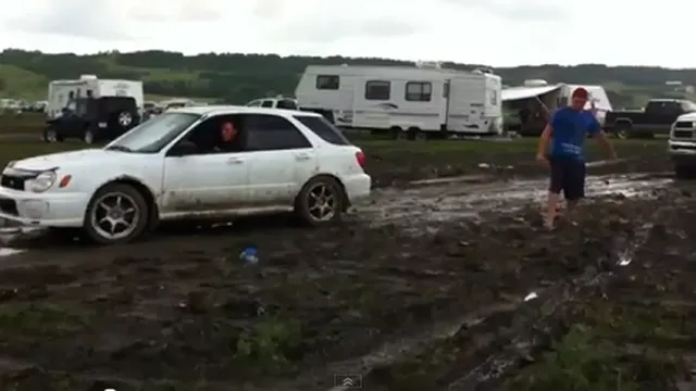 Subaru Impreza "giải cứu" thành công xe tải 4x4