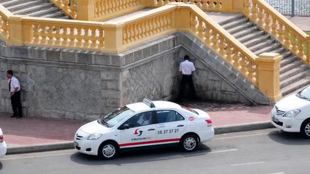 Tài xế Vinasun "tè bậy" lên di tích trăm tuổi