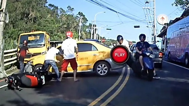 Video: taxi “điên” náo loạn đường phố