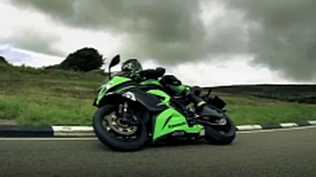 Kawasaki ZX-6R "diễn" tốc độ khủng