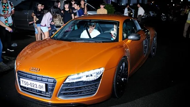 Thủy Tiên lái Audi R8 V10 Plus tại Sài Gòn