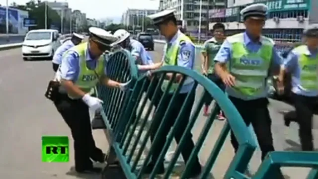 Rào chắn cao tốc đổ rạp như... domino