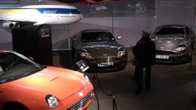 Video: Dạo quanh bảo tàng về "James Bond" 