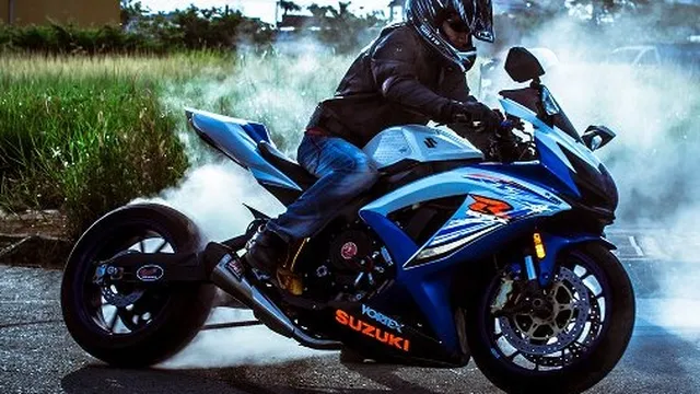 Xem clip đốt lốp mô tô của người Việt