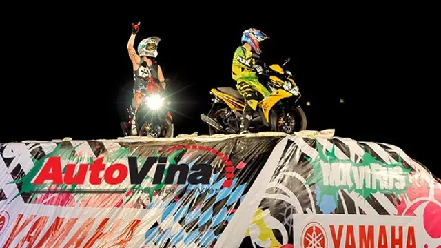 Mô tô “bay thót tim” mừng Nouvo SX ra mắt