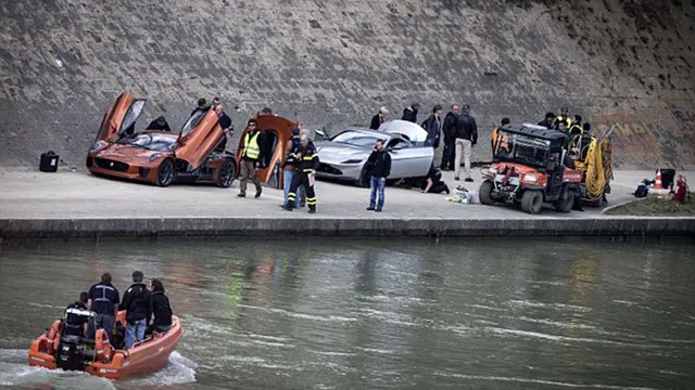 Xe lao xuống sông khi quay Phim "Spectre" của Bond 