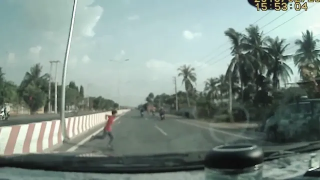 Video trẻ sang đường bất cẩn, gia đình đòi bồi thưởng 1 tỷ