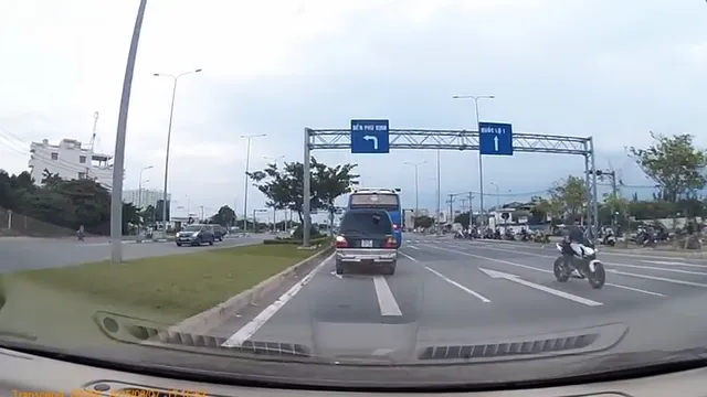 Mô tô quay đầu rồi phóng bạt mạng ngược chiều