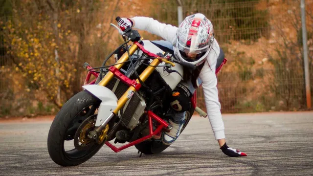 Màn trình diễn mô tô đỉnh cao của nữ biker 23 tuổi