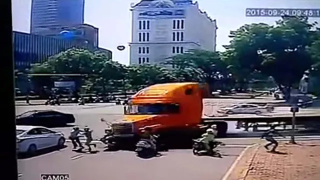 Tai nạn kinh hoàng khi chờ đèn đỏ ở Sài Gòn (24/09/2015)