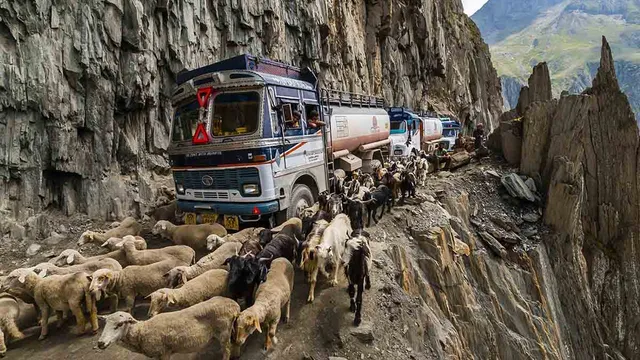 Rợn người xem xe qua cung đường nguy hiểm nhất thế giới