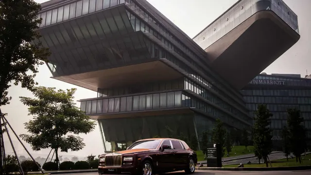 Video Rolls Royce Phantom lửa thiêng ra mắt tại Việt Nam