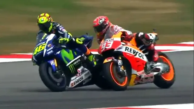 Clip cảnh Rossi đạp ngã Marquez ở Sepang
