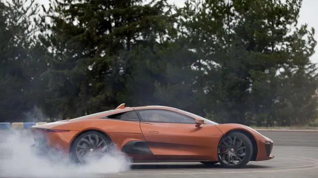 Đốt lốp siêu xe Jaguar C-X75 trong phim 007