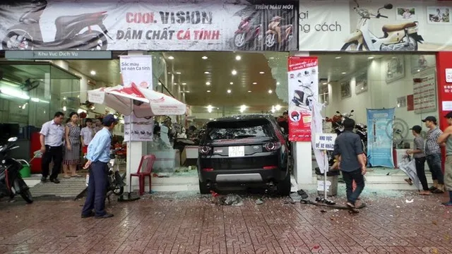 Land Rover Discovery Sport đâm hàng loạt tại vòng xoay Dân Chủ, TP.HCM
