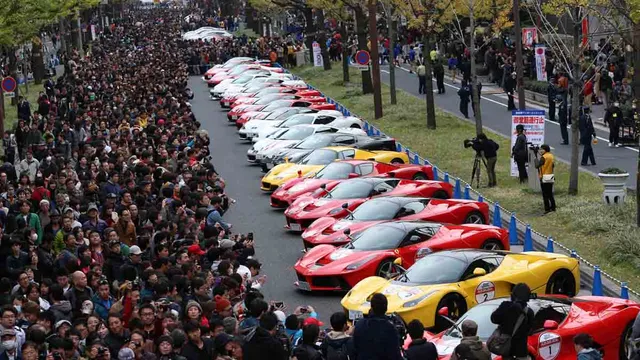 Màn diễu hành có một không hai của 100 siêu xe Ferrari 