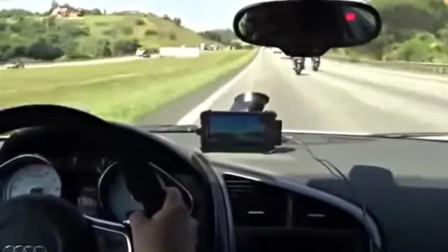 Cuộc rượt đuổi "toát mồ hôi" của Audi R8 và hai superbike 1000 phân khối