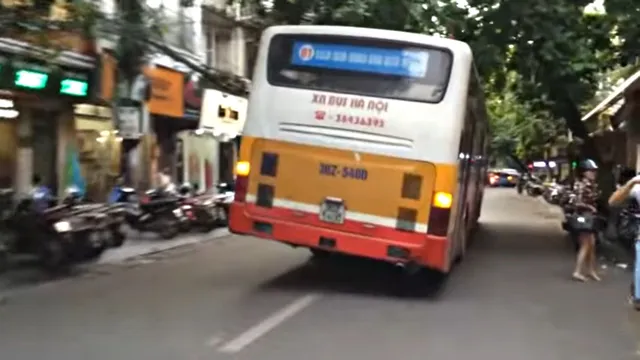 Xe buýt chạy nghiêng hẳn xe trên đường phố Hà Nội
